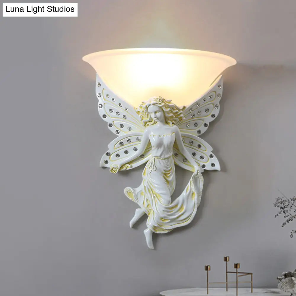 شمعدان جداري من الزجاج الأوبال بنصف وعاء مع ملاك من الراتنج - أبيض/ذهبي