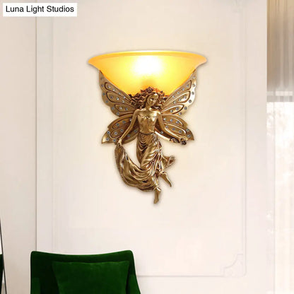 شمعدان جداري من الزجاج الأوبال بنصف وعاء مع ملاك من الراتنج - أبيض/ذهبي