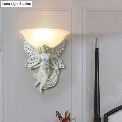 شمعدان جداري من الزجاج الأوبال بنصف وعاء مع ملاك من الراتنج - أبيض/ذهبي