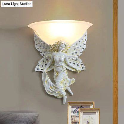 شمعدان جداري من الزجاج الأوبال بنصف وعاء مع ملاك من الراتنج - أبيض/ذهبي