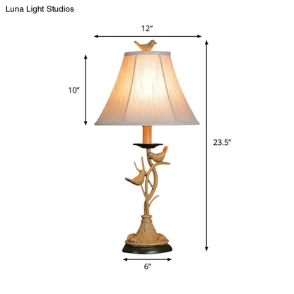 مصباح طاولة ريفي كاكي مع غطاء قماشي متسع - لمسات ساحرة من الأغصان والطيور