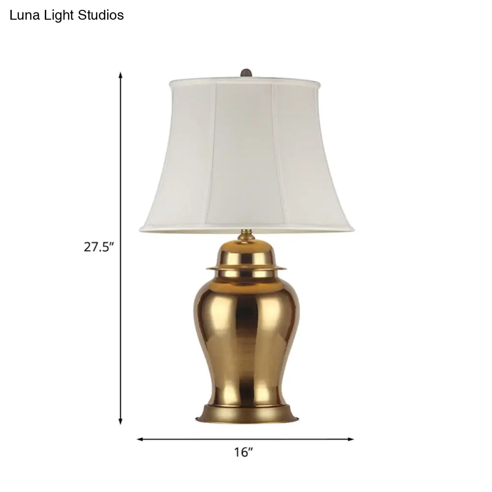 مصباح طاولة بجانب السرير لغرفة المعيشة الريفية باللون الأبيض مع قاعدة جرة - ضوء ليلي بقاعدة من القماش