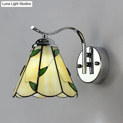 Country Stained Glass Wall Lamp: Scalloped Edged, 1 Light, White/Beige, Bedside Fixture