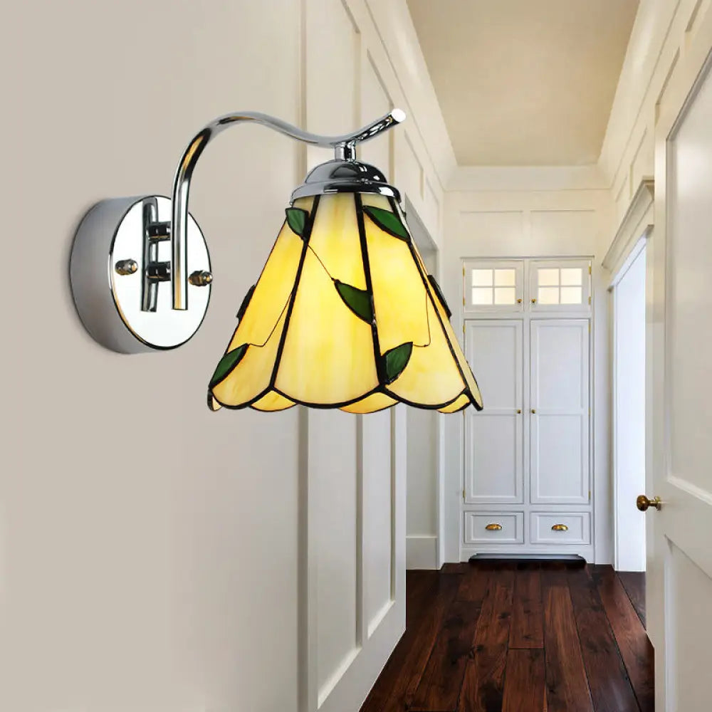 Country Stained Glass Wall Lamp: Scalloped Edged, 1 Light, White/Beige, Bedside Fixture