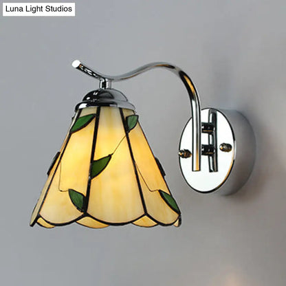 Country Stained Glass Wall Lamp: Scalloped Edged, 1 Light, White/Beige, Bedside Fixture