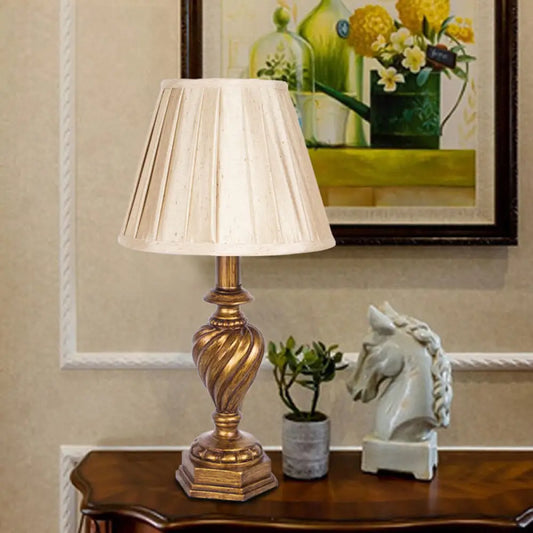 مصباح طاولة بجانب السرير بتصميم ريفي من القماش البيج المطوي لغرفة النوم - إضاءة ليلية برأس واحد مع قاعدة من الراتنج