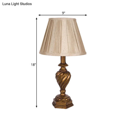 مصباح طاولة بجانب السرير بتصميم ريفي من القماش البيج المطوي لغرفة النوم - إضاءة ليلية برأس واحد مع قاعدة من الراتنج