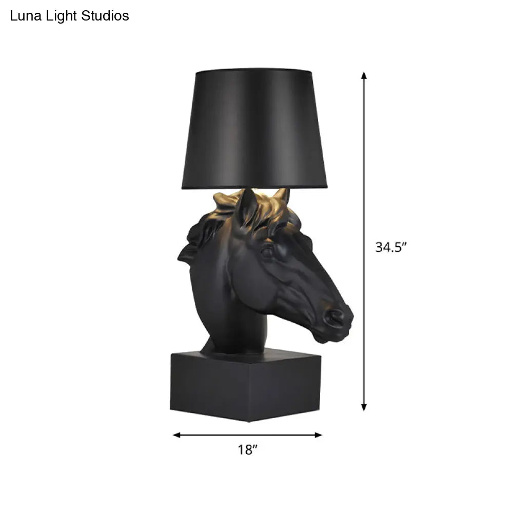 مصباح طاولة من القماش الأسود على الطراز الريفي مع قاعدة على شكل رأس حصان - إضاءة ليلية مدببة لغرفة المعيشة