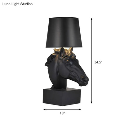 مصباح طاولة من القماش الأسود على الطراز الريفي مع قاعدة على شكل رأس حصان - إضاءة ليلية مدببة لغرفة المعيشة