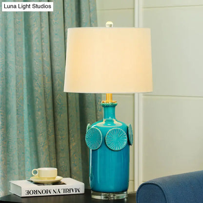 مصباح طاولة سيراميكي أزرق على الطراز الريفي مع غطاء من القماش - إضاءة طاولة جانبية على شكل إبريق