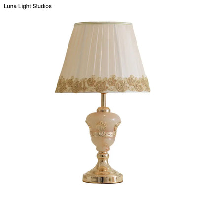 مصباح طاولة مخروطي على الطراز الريفي مع ديكور زهور باللون الأبيض