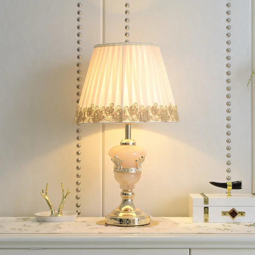 مصباح طاولة مخروطي على الطراز الريفي مع ديكور زهور باللون الأبيض