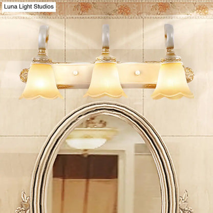 مصباح حائط بتصميم زهور على الطراز الريفي مع زجاج منحوت - إضاءة جدارية أنيقة