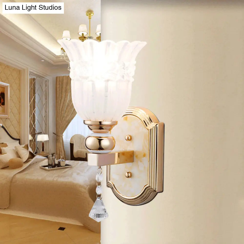 مصباح حائطي مزخرف على شكل زهور من ديكوربايتس™ بتصميم ريفي من الزجاج المصنفر - إضاءة حائطية باللون الذهبي للممر