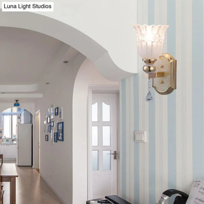 مصباح حائطي مزخرف على شكل زهور من ديكوربايتس™ بتصميم ريفي من الزجاج المصنفر - إضاءة حائطية باللون الذهبي للممر