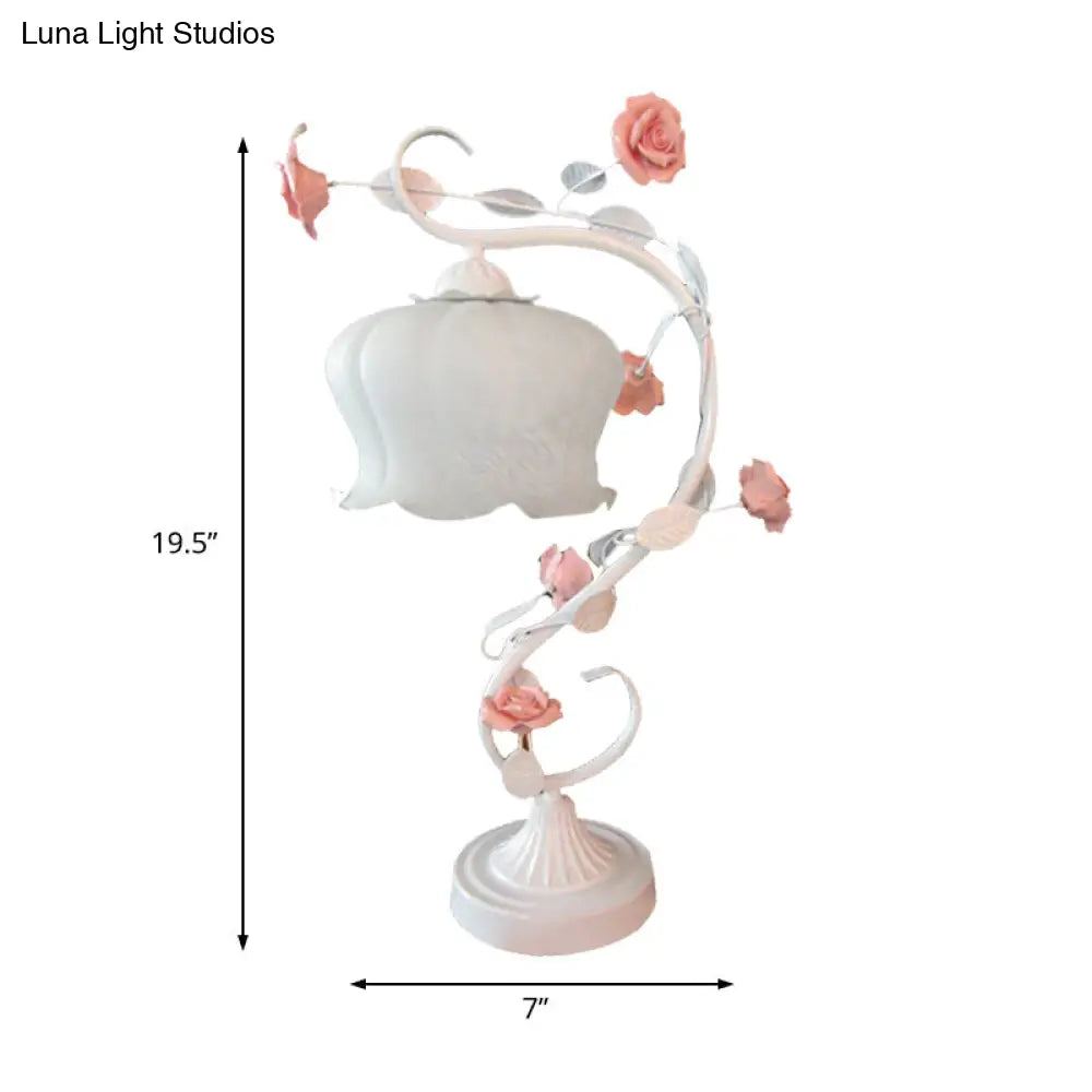 مصباح طاولة زجاجي أبيض متعرج على الطراز الريفي مع مصباح طاولة ليلية LED