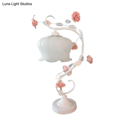 مصباح طاولة زجاجي أبيض متعرج على الطراز الريفي مع مصباح طاولة ليلية LED