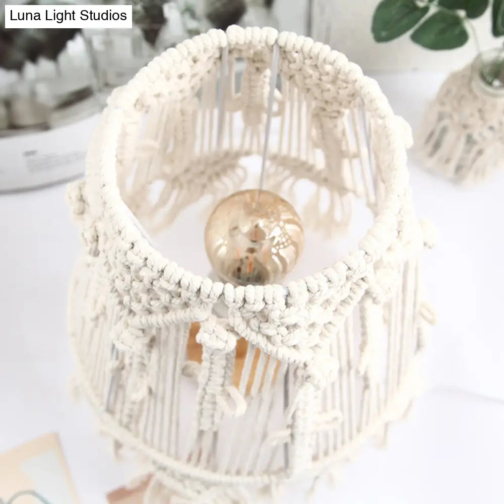 مصباح طاولة بجانب السرير باللون الأصفر على الطراز الريفي مع هامش شرابة لغرفة النوم