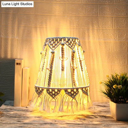 مصباح طاولة بجانب السرير باللون الأصفر على الطراز الريفي مع هامش شرابة لغرفة النوم