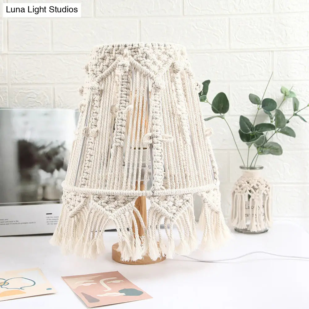 مصباح طاولة بجانب السرير باللون الأصفر على الطراز الريفي مع هامش شرابة لغرفة النوم