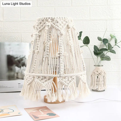 مصباح طاولة بجانب السرير باللون الأصفر على الطراز الريفي مع هامش شرابة لغرفة النوم