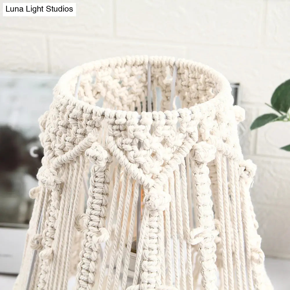 مصباح طاولة بجانب السرير باللون الأصفر على الطراز الريفي مع هامش شرابة لغرفة النوم