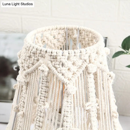 مصباح طاولة بجانب السرير باللون الأصفر على الطراز الريفي مع هامش شرابة لغرفة النوم