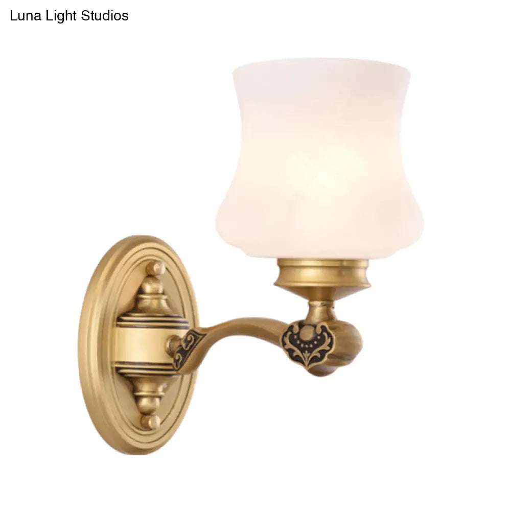 مصباح جداري من الزجاج الحليبي على شكل جرة ريفية بلمسة نهائية من النحاس - فكرة إضاءة غرفة النوم