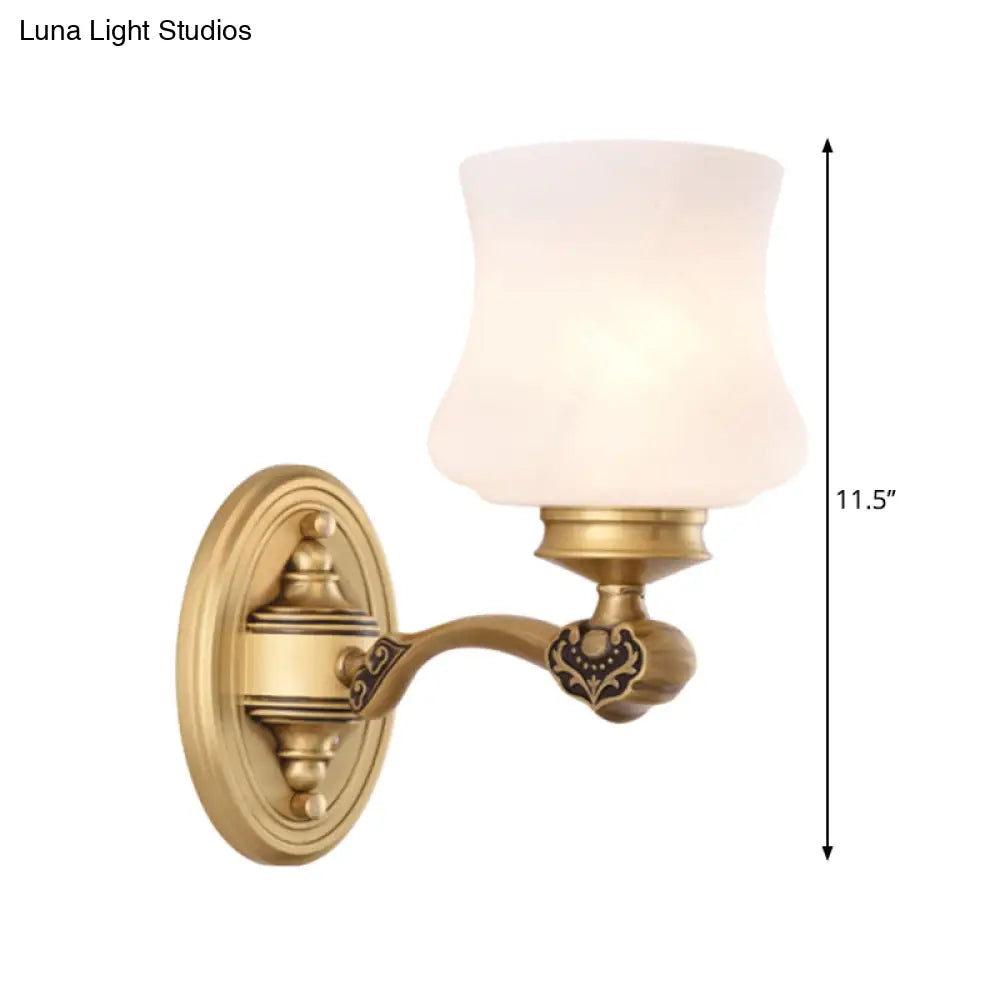 مصباح جداري من الزجاج الحليبي على شكل جرة ريفية بلمسة نهائية من النحاس - فكرة إضاءة غرفة النوم