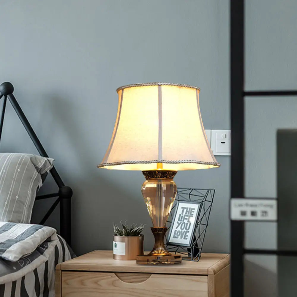 مصباح طاولة من القماش باللون البيج الريفي مع لمسة من الكريستال - مصباح طاولة ليلية بجرس واحد