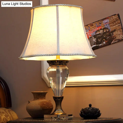 مصباح طاولة من القماش باللون البيج الريفي مع لمسة من الكريستال - مصباح طاولة ليلية بجرس واحد