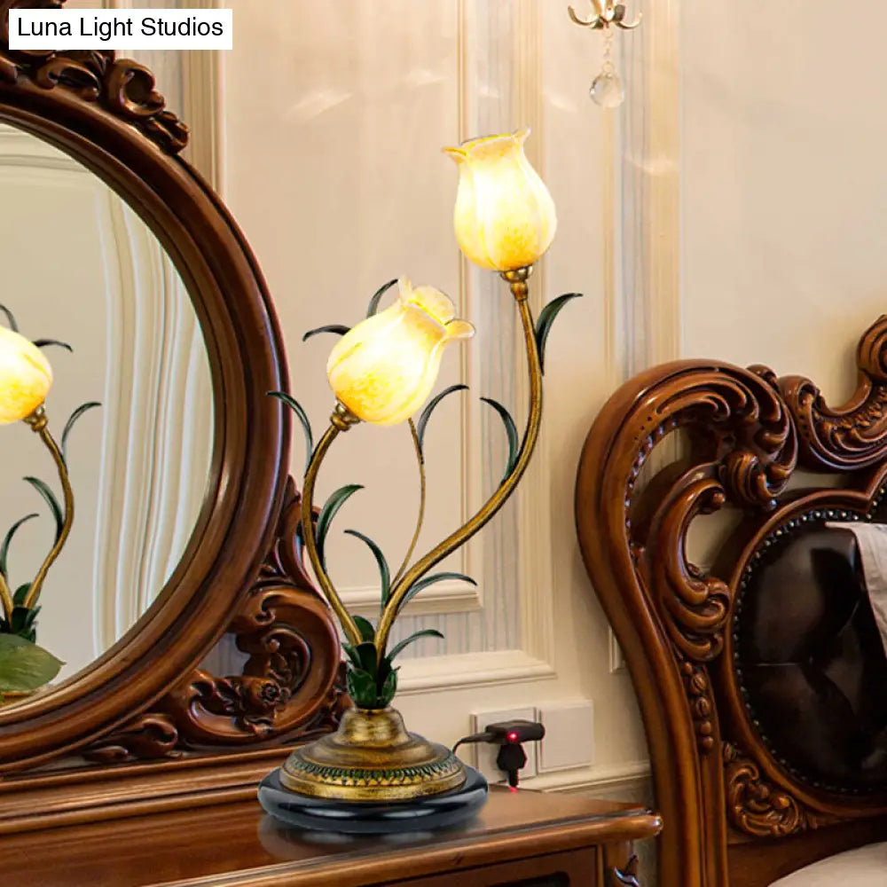 مصباح طاولة بتصميم أزهار الريف: ضوء ليلي زجاجي أبيض/أصفر مع لمسات نحاسية لغرفة المعيشة - مصباحان