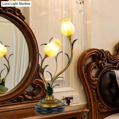 مصباح طاولة بتصميم أزهار الريف: ضوء ليلي زجاجي أبيض/أصفر مع لمسات نحاسية لغرفة المعيشة - مصباحان