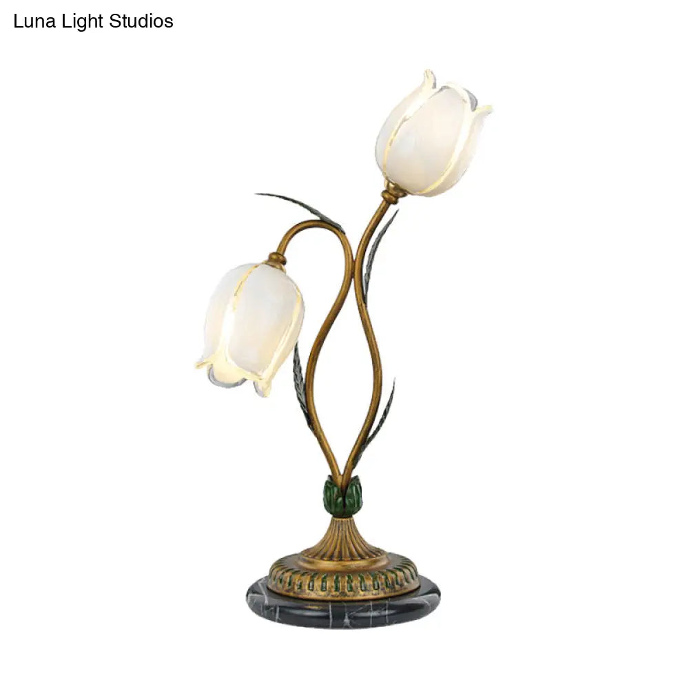 مصباح طاولة بتصميم أزهار الريف: ضوء ليلي زجاجي أبيض/أصفر مع لمسات نحاسية لغرفة المعيشة - مصباحان