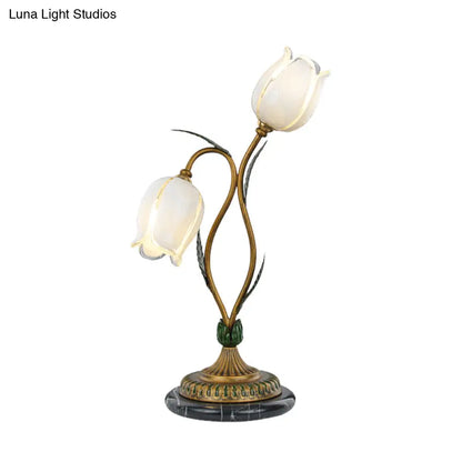 مصباح طاولة بتصميم أزهار الريف: ضوء ليلي زجاجي أبيض/أصفر مع لمسات نحاسية لغرفة المعيشة - مصباحان
