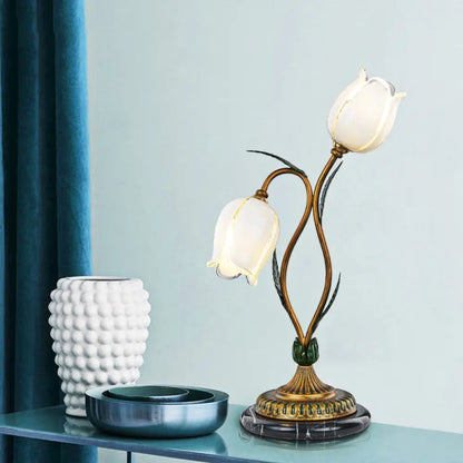 مصباح طاولة بتصميم أزهار الريف: ضوء ليلي زجاجي أبيض/أصفر مع لمسات نحاسية لغرفة المعيشة - مصباحان