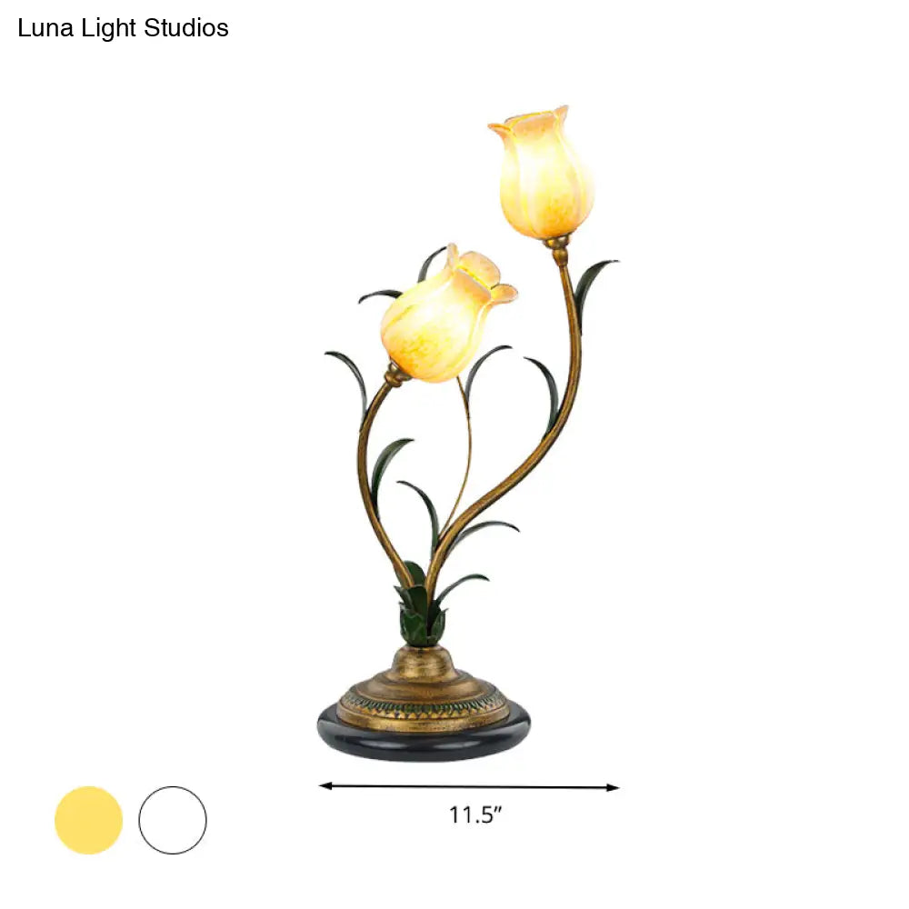 مصباح طاولة بتصميم أزهار الريف: ضوء ليلي زجاجي أبيض/أصفر مع لمسات نحاسية لغرفة المعيشة - مصباحان