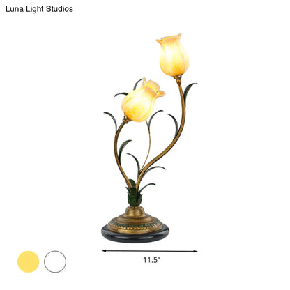 مصباح طاولة بتصميم أزهار الريف: ضوء ليلي زجاجي أبيض/أصفر مع لمسات نحاسية لغرفة المعيشة - مصباحان
