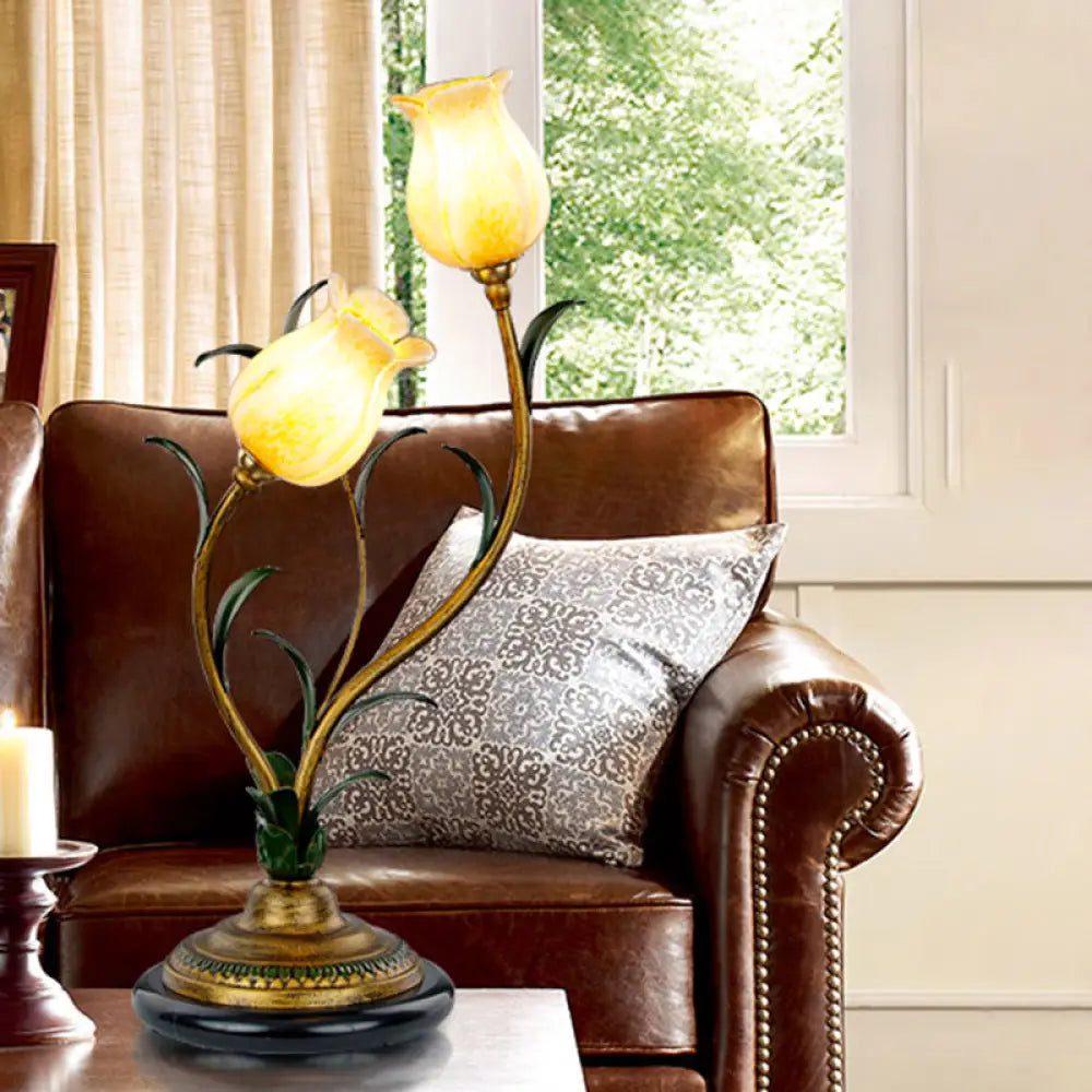 مصباح طاولة بتصميم أزهار الريف: ضوء ليلي زجاجي أبيض/أصفر مع لمسات نحاسية لغرفة المعيشة - مصباحان