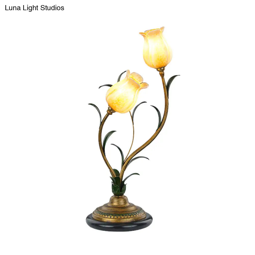 مصباح طاولة بتصميم أزهار الريف: ضوء ليلي زجاجي أبيض/أصفر مع لمسات نحاسية لغرفة المعيشة - مصباحان