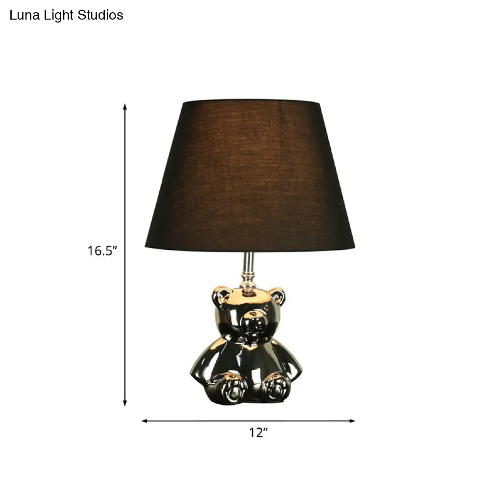 مصباح طاولة سيراميكي على شكل دب ريفي مع إضاءة ليلية فضية/ذهبية، وغطاء قماشي أسطواني مدبب