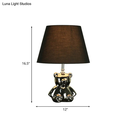 مصباح طاولة سيراميكي على شكل دب ريفي مع إضاءة ليلية فضية/ذهبية، وغطاء قماشي أسطواني مدبب