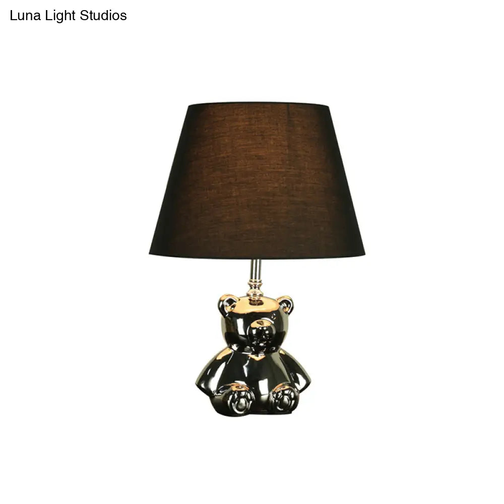 مصباح طاولة سيراميكي على شكل دب ريفي مع إضاءة ليلية فضية/ذهبية، وغطاء قماشي أسطواني مدبب