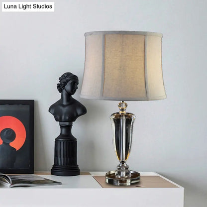 مصباح طاولة بجانب السرير باللون الرمادي الكريمي الريفي مع لمسة من الكريستال وغطاء أسطواني من القماش