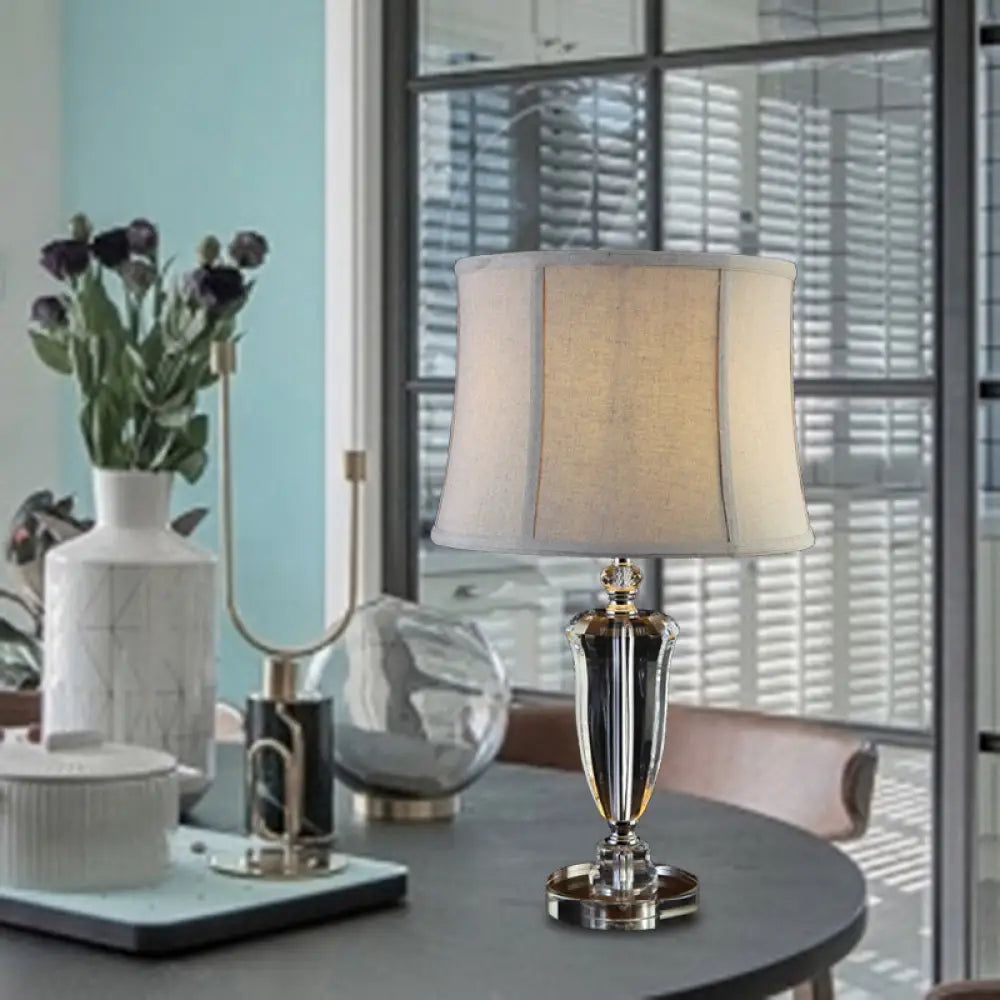 مصباح طاولة بجانب السرير باللون الرمادي الكريمي الريفي مع لمسة من الكريستال وغطاء أسطواني من القماش