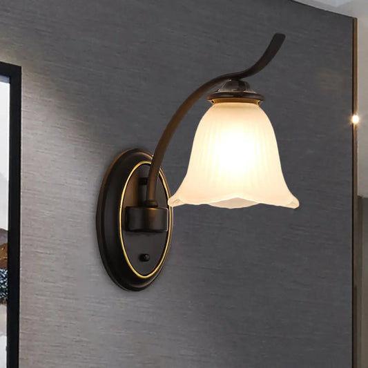 مصباح حائط زجاجي كريمي برأس واحد على شكل زهرة ريفية - أسود