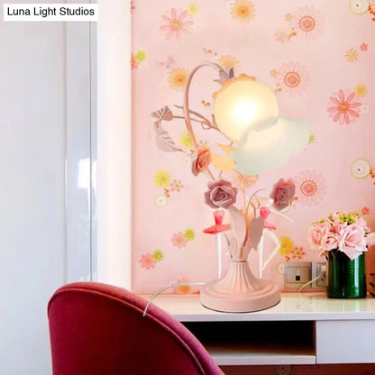 مصباح طاولة بجانب السرير من الزجاج المُعتّق باللون الوردي من ريفي أوبال - مصباح طاولة لغرفة النوم على شكل زهرة