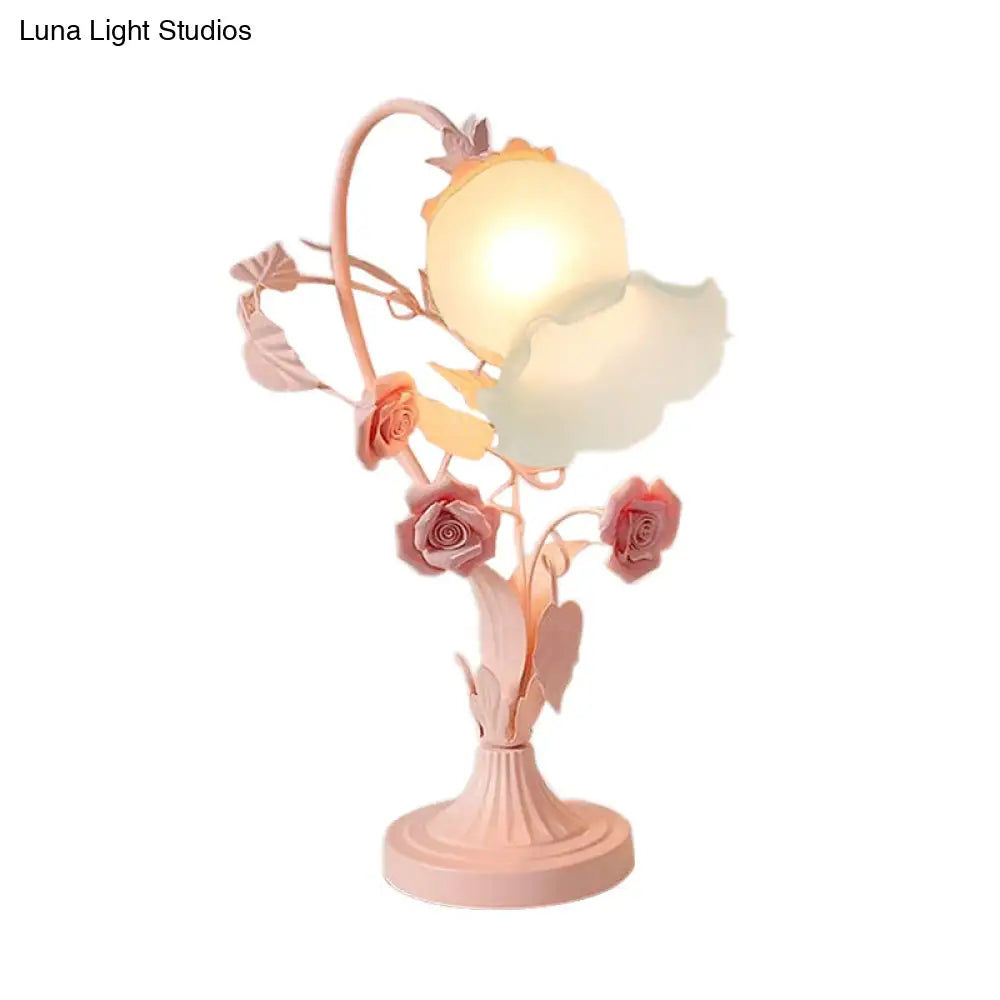 مصباح طاولة بجانب السرير من الزجاج المُعتّق باللون الوردي من ريفي أوبال - مصباح طاولة لغرفة النوم على شكل زهرة