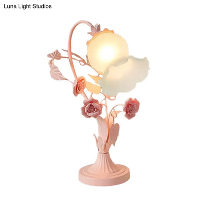 مصباح طاولة بجانب السرير من الزجاج المُعتّق باللون الوردي من ريفي أوبال - مصباح طاولة لغرفة النوم على شكل زهرة