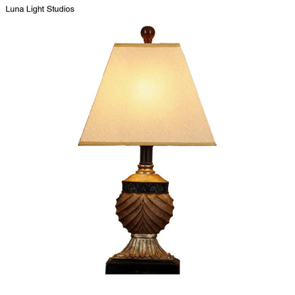 مصباح طاولة ريفي من الراتنج بقاعدة على شكل جرة، لمسة نهائية بنية، رأس واحد وغطاء مخروطي من القماش